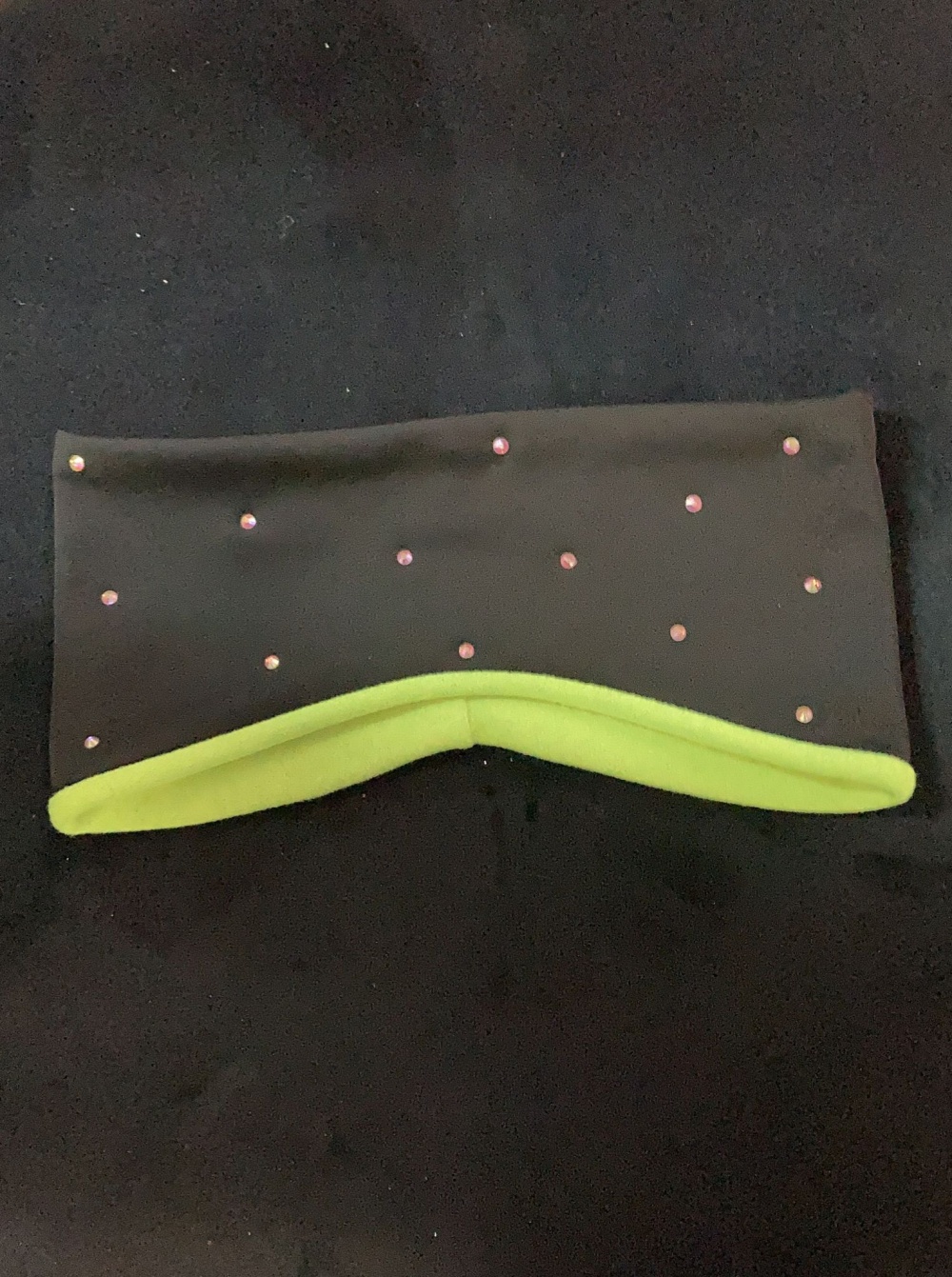 Fascia per la testa realizzata in tessuto termico, con strass colore nero e verde fluo